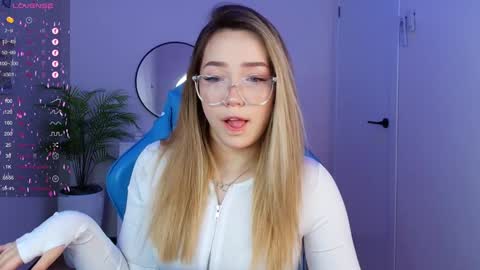 Snapshot of hottease_pvt chatting on January 26, 7:32 am hello Im Eva online show from January 26, 7:32 am