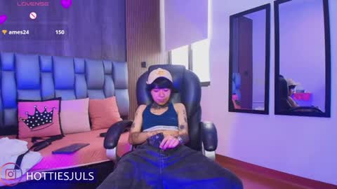 Juls online show from July 8, 8:02 pm