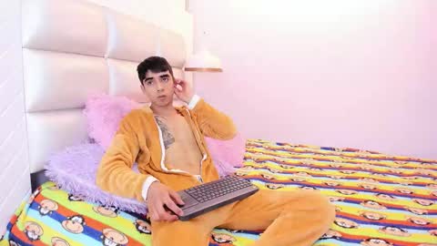 hottiie_guy online show from October 8, 6:05 pm
