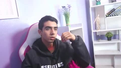 hottiie_guy online show from October 22, 6:40 pm