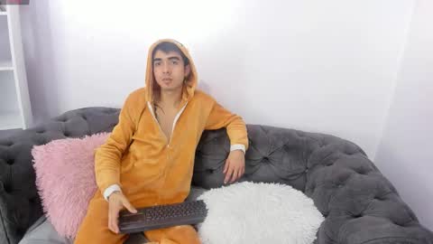 hottiie_guy online show from October 31, 6:20 pm