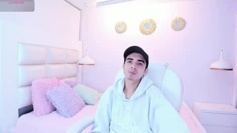 hottiie_guy online show from November 8, 6:18 pm