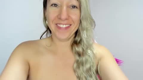 Snapshot of hottychrystal chatting on November 21, 1:21 pm hottychrystal online show from November 21, 1:21 pm