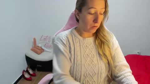 Snapshot of hottychrystal chatting on November 28, 1:08 am hottychrystal online show from November 28, 1:08 am