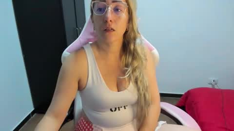 Snapshot of hottychrystal chatting on December 22, 10:40 pm hottychrystal online show from December 22, 10:40 pm