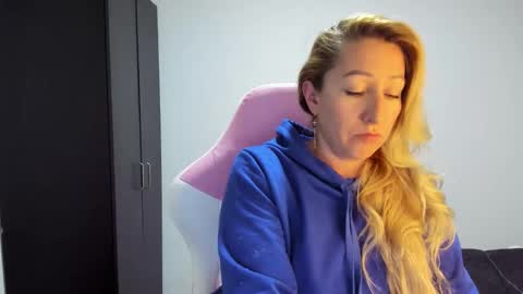 Snapshot of hottychrystal chatting on February 7, 1:53 am hottychrystal online show from February 7, 1:53 am