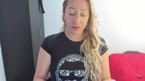 Snapshot of hottychrystal chatting on February 12, 2:56 pm hottychrystal online show from February 12, 2:56 pm