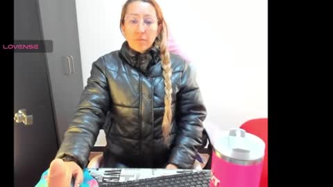 hottychrystal online show from June 19, 1:37 pm