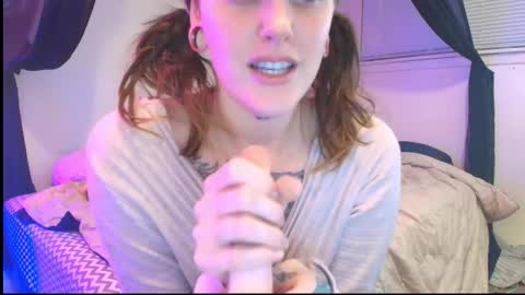 Snapshot of hotwetfreak chatting on December 4, 5:17 am Lili Vixen online show from December 4, 5:17 am