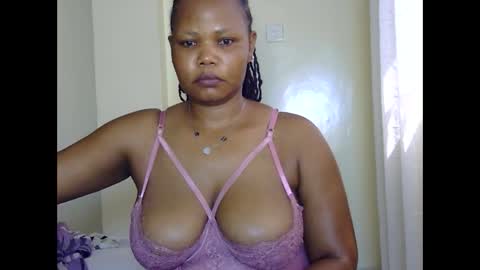 Snapshot of hotysquiter433224 chatting on February 7, 11:25 am hotysquiter433224 online show from February 7, 11:25 am