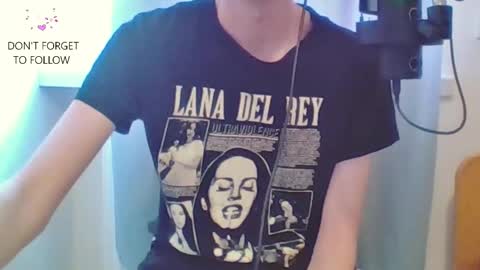 Snapshot of houdenni chatting on February 9, 8:22 am twinkie online show from February 9, 8:22 am