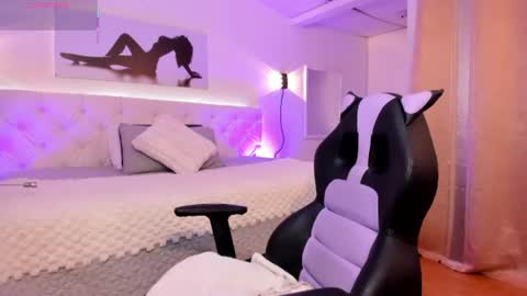 Snapshot of houseigth_ chatting on June 23, 2:37 pm online show from June 23, 2:37 pm