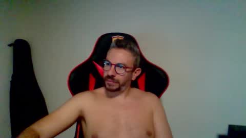 Snapshot of huge__cumshot chatting on November 5, 5:35 pm huge__cumshot online show from November 5, 5:35 pm