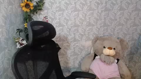 Snapshot of huge_cock2handle_intown chatting on January 19, 2:04 am huge_cock2handle_intown online show from January 19, 2:04 am