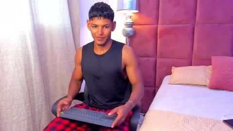 Snapshot of hugo_cano chatting on October 12, 8:19 pm Hugo Cano online show from October 12, 8:19 pm
