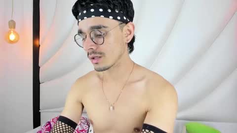 Snapshot of hugo_cooper chatting on March 5, 10:10 pm HUGO online show from March 5, 10:10 pm