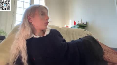 Snapshot of hung_angel_xxl chatting on April 24, 5:15 pm Alice help me reach 100 likes online show from April 24, 5:15 pm