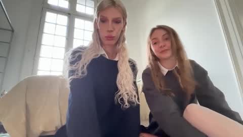 Snapshot of hung_angel_xxl chatting on April 25, 2:25 pm Alice help me reach 100 likes online show from April 25, 2:25 pm