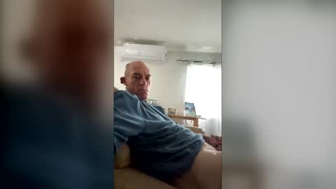 Snapshot of hungbull81 chatting on May 19, 3:35 am hungbull81 online show from May 19, 3:35 am