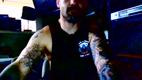 hungherowithoutacape online show from August 6, 12:18 pm