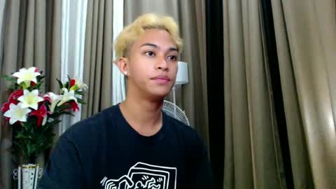 Snapshot of hunk_edward chatting on June 25, 2:11 am hunk_edward online show from June 25, 2:11 am