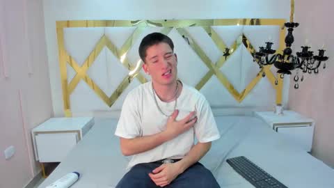 Snapshot of hunterheat_ chatting on September 12, 11:43 am hunterheat_ online show from September 12, 11:43 am