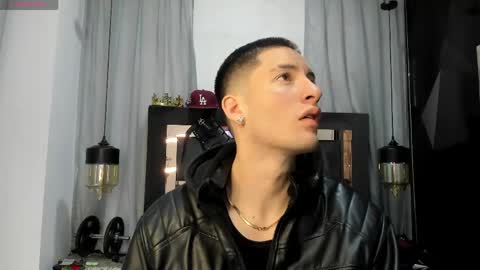 hunterheat_ online show from April 16, 12:17 pm