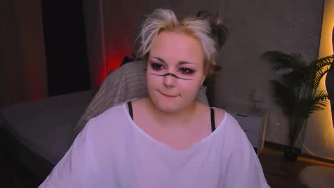 Snapshot of hwasamoore chatting on March 1, 8:22 pm Hwasa online show from March 1, 8:22 pm