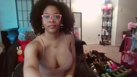 Snapshot of hysteriaheels chatting on June 4, 10:27 pm HysteriaHeels online show from June 4, 10:27 pm
