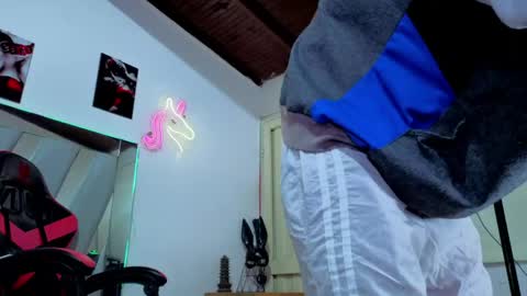 Snapshot of i_am_kelvis_ chatting on April 23, 2:24 am kelvis online show from April 23, 2:24 am