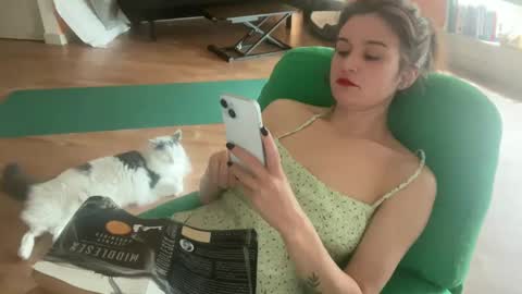 Snapshot of i_love_olive chatting on September 8, 8:19 pm Olive online show from September 8, 8:19 pm