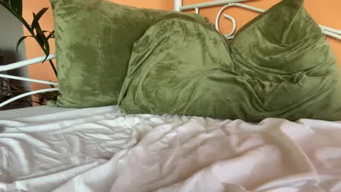 Snapshot of i_love_olive chatting on October 18, 12:13 am Olive online show from October 18, 12:13 am