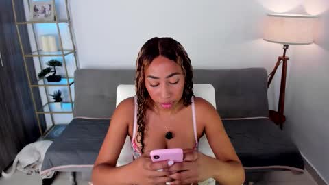 Snapshot of i_lulu chatting on February 5, 6:56 pm Lul online show from February 5, 6:56 pm