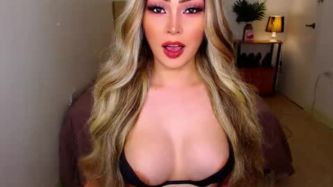 QUEEN SUSSIE BROWN online show from March 2, 3:52 am