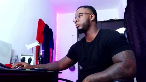 Snapshot of iam_hotbbc chatting on September 15, 2:44 am Mr H Independent model online show from September 15, 2:44 am