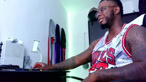 Snapshot of iam_hotbbc chatting on September 22, 2:02 am Mr H Independent model online show from September 22, 2:02 am