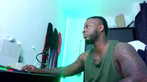 Snapshot of iam_hotbbc chatting on October 7, 3:25 am Mr H Independent model online show from October 7, 3:25 am