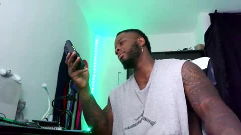 Snapshot of iam_hotbbc chatting on October 28, 2:37 am Mr H Independent model online show from October 28, 2:37 am