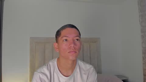 Snapshot of iamjulian_ chatting on January 7, 11:12 am Juliiiiian online show from January 7, 11:12 am