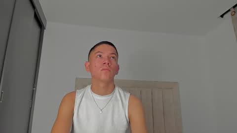 Snapshot of iamjulian_ chatting on February 4, 10:43 am Juliiiiian online show from February 4, 10:43 am