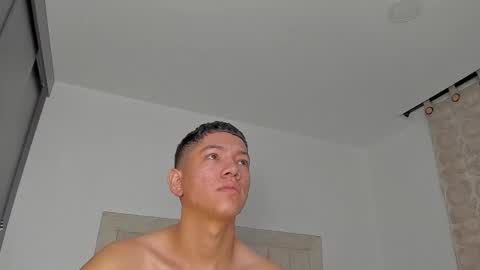 Snapshot of iamjulian_ chatting on February 8, 10:51 am Juliiiiian online show from February 8, 10:51 am