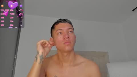 Snapshot of iamjulian_ chatting on February 13, 10:44 am Juliiiiian online show from February 13, 10:44 am