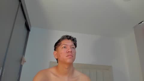 Snapshot of iamjulian_ chatting on June 27, 11:15 am Juliiiiian online show from June 27, 11:15 am