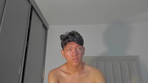 Snapshot of iamjulian_ chatting on July 5, 11:17 am Juliiiiian online show from July 5, 11:17 am