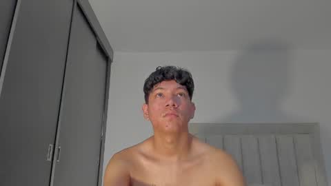Snapshot of iamjulian_ chatting on July 10, 11:13 am Juliiiiian online show from July 10, 11:13 am