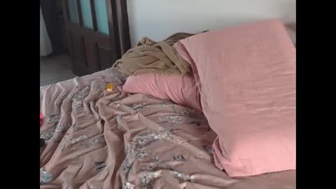 Snapshot of iamskylaa chatting on December 17, 1:06 pm iamskylaa online show from December 17, 1:06 pm