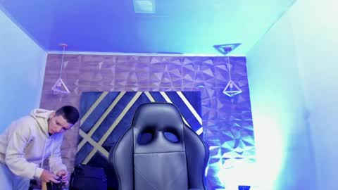 IAN CASTILLO online show from April 8, 11:10 am