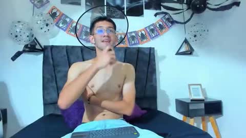 Snapshot of ian_thompsoncut chatting on October 11, 8:51 pm Ian Thompson online show from October 11, 8:51 pm