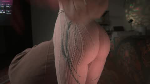 Snapshot of iara_mi chatting on December 5, 2:03 pm stream next week online show from December 5, 2:03 pm