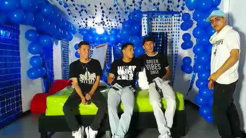 THOMAS AND DAMIAND online show from December 6, 6:06 pm